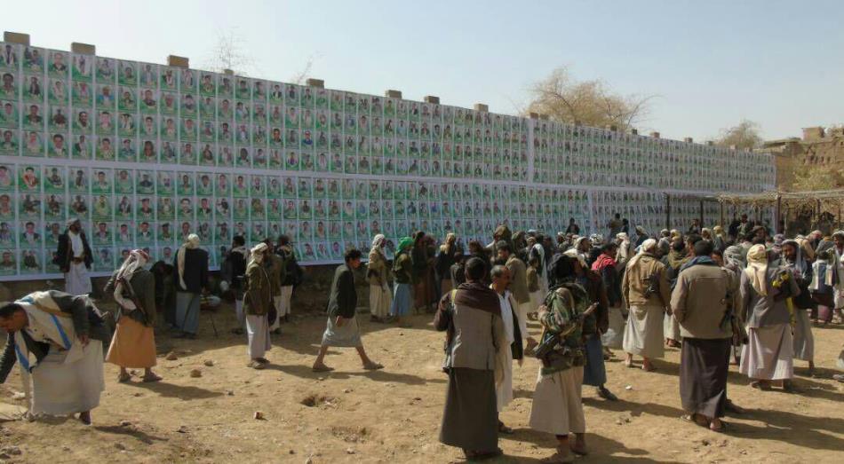 صورة وتعليق.. البحث عن أسماء القتلى في الجدران