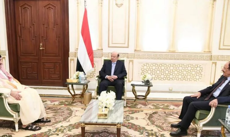 الرئيس اليمني هادي ونائبه الفريق محسن صالح بلقاء مع السفير السعودي آل جابر