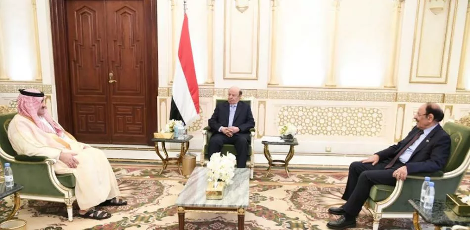الرئيس اليمني هادي ونائبه الفريق محسن صالح بلقاء مع السفير السعودي آل جابر