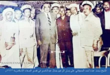 الشيخ محمد عبده الحميقاني على يسار الزعيم جمال عبدالناصر في الاسكندرية 1963