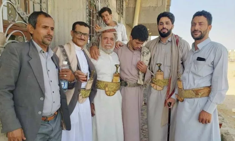 عادل الأحمدي مع أسرة علي مأرب