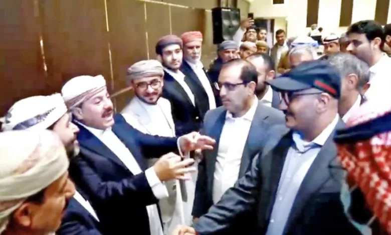 طارق صالح يعزي حميد الأحمر على هامش المشاركة في المشاورات