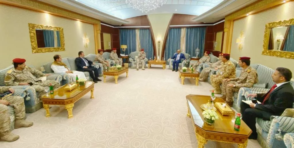 نائب رئيس المجلس الرئاسي طارق صالح في لقاء مع قيادة وزارة الدفاع