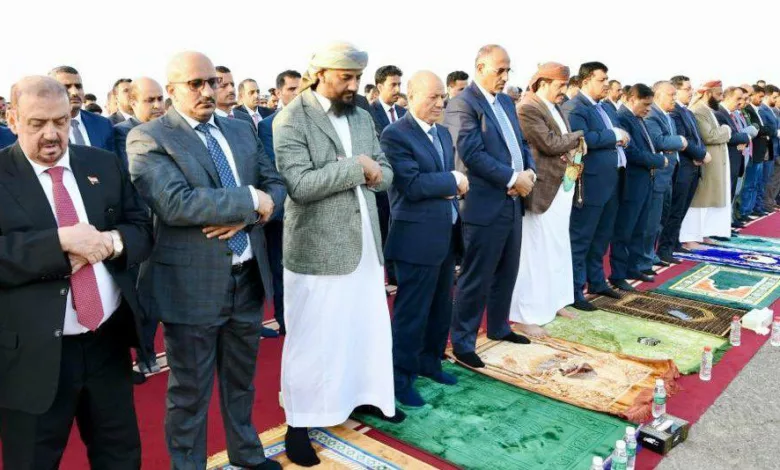 صلاة العيد بحضور طارق صالح ورئيس وأعضاء المجلس الرئاسي اليمني