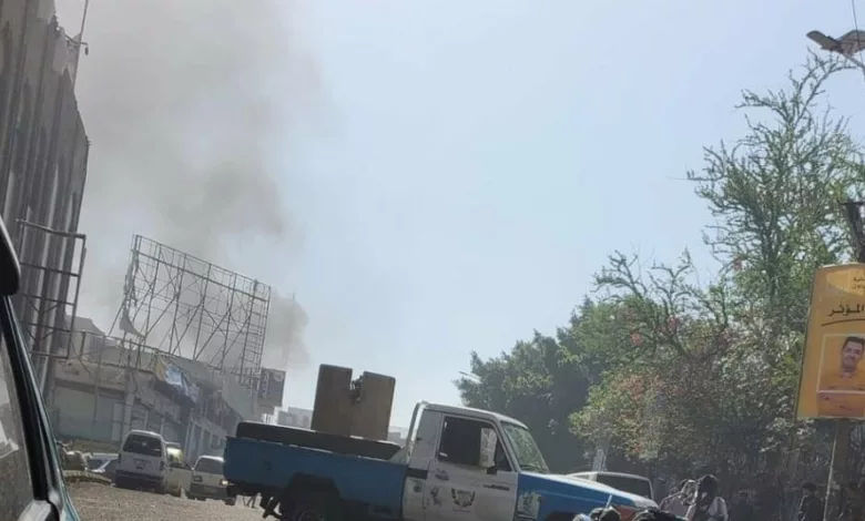 الحوثيون يقصفون إدارة أمن تعز بطائرة مسيرة وسقوط 10 مصابين