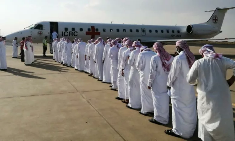 الصليب الأحمر ينقل الأسرى المفرج عنهم من السعودية إلى اليمن