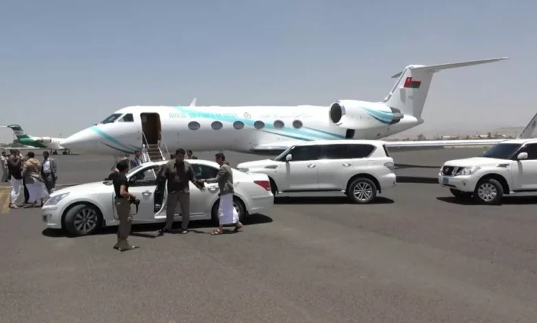 طائرة عمانية في مطار صنعاء
