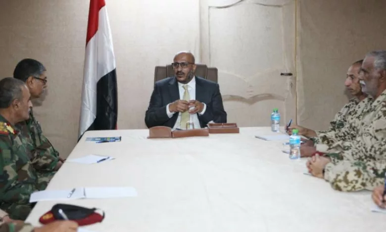 طارق صالح يحث قيادة محور تعز على رفع الجاهزية القتالية