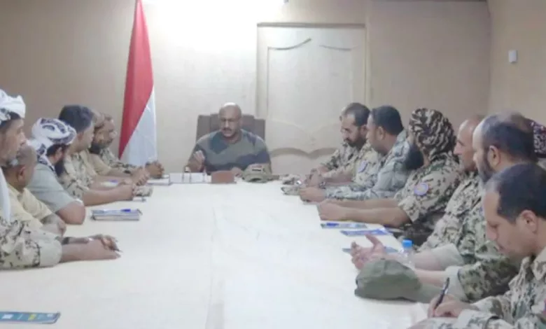 نائب رئيس مجلس القيادة الرئاسي اليمني يلتقي قادة ألوية محور حيس الحديدة