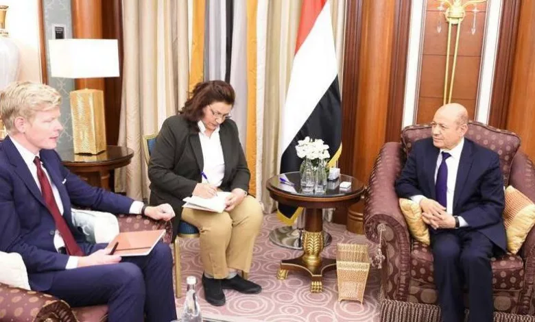 رئيس المجلس الرئاسي اليمني رشاد العليمي يلتقي المبعوث الأممي هانس غروندبرغ