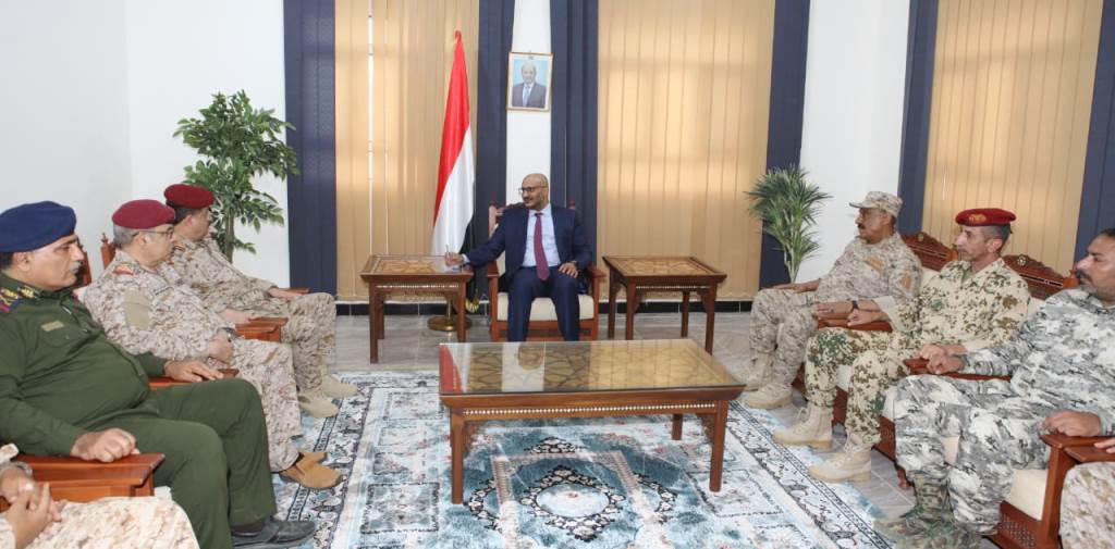 طارق صالح يلتقي وزير الدفاع محمد علي المقدشي وقيادات عسكرية