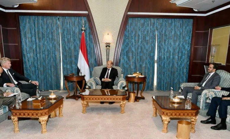 رئيس المجلس الرئاسي اليمني رشاد العليمي يستقبل المبعوث الدولي هانس غروندبرغ