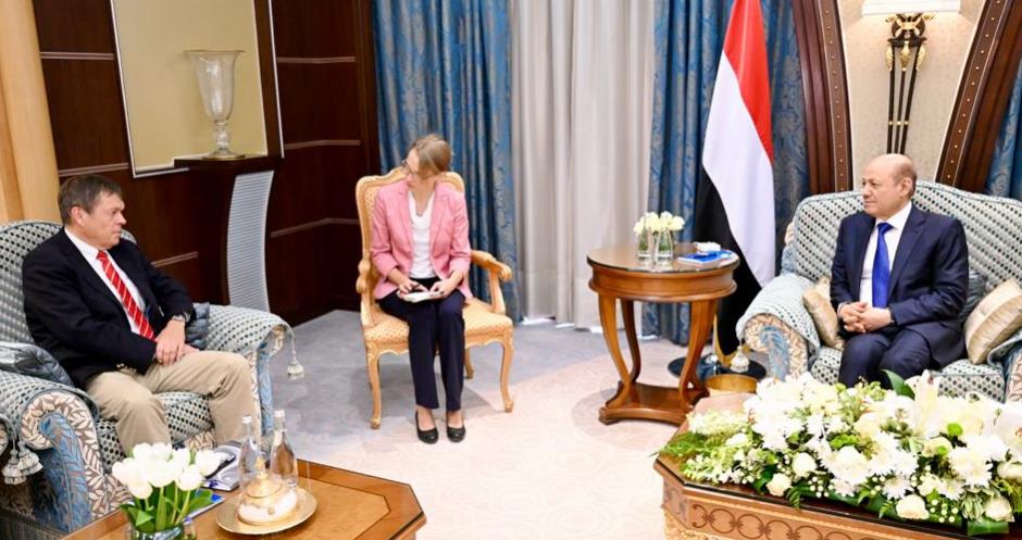 الرئيس اليمني العليمي يستقبل سفير ألمانيا هوبيرت يغر
