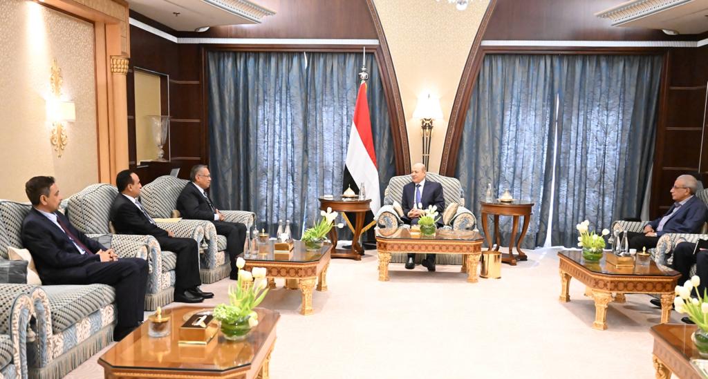 اجتماع الرئيس اليمني رشاد العليمي مع رئاسة مجلس الشورى