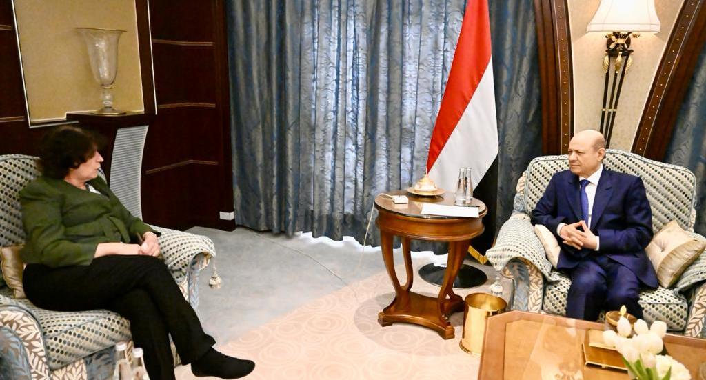 الرئيس اليمني العليمي يستقبل القائمة بأعمال سفارة الولايات المتحدة في اليمن