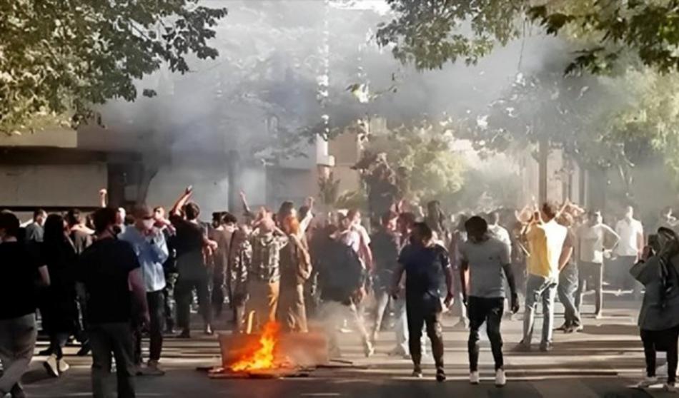 انتفاضة إيران - محتجون ضد سياسات النظام