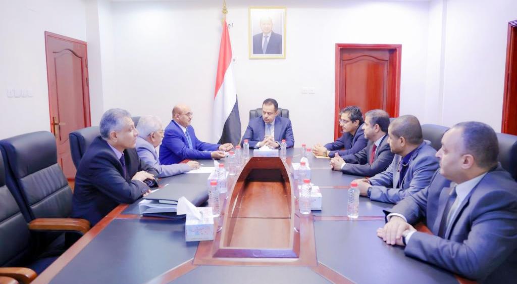 اجتماع رئيس الحكومة معين عبدالملك مع إدارة البنك المركزي اليمني