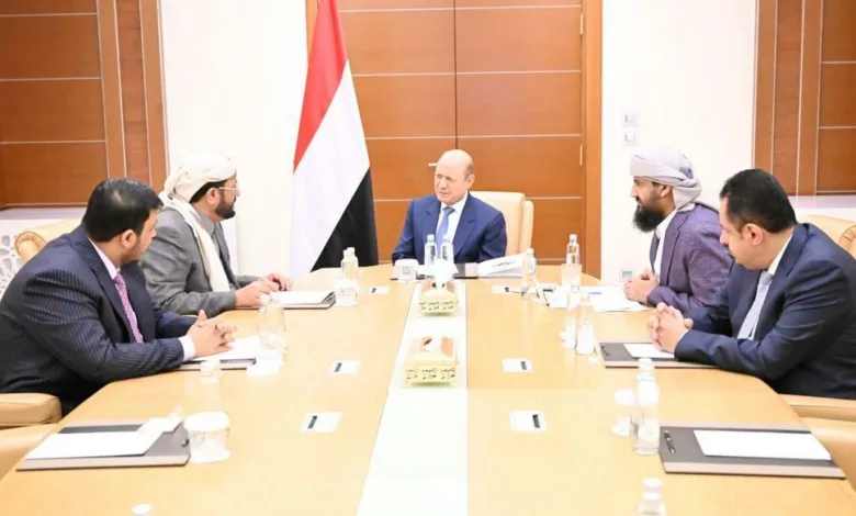 اجتماع مجلس القيادة اليمني برئاسة العليمي وحضور رئيس الحكومة معين عبدالملك