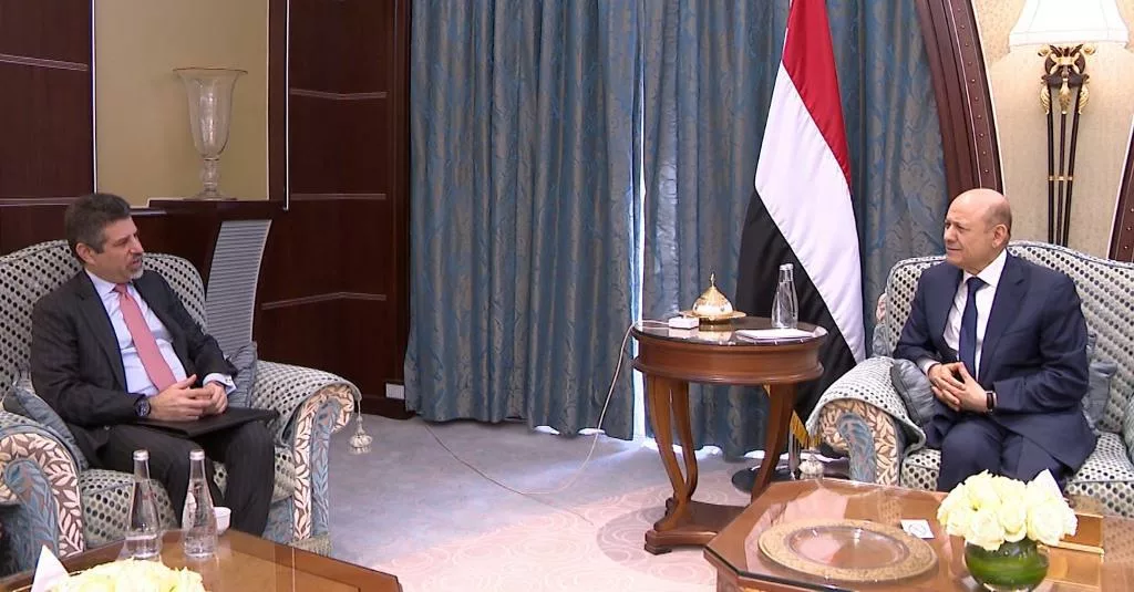 الرئيس العليمي يشيد باعتراض واشنطن شحنات أسلحة ومخدرات مهربة