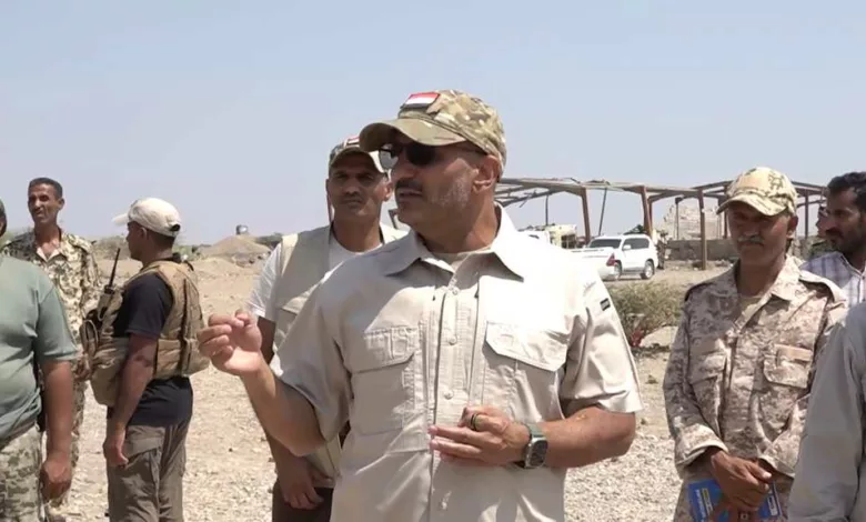 طارق صالح خلال زيارة لمعسكرات تدريب المقاومة الوطنية غرب تعز