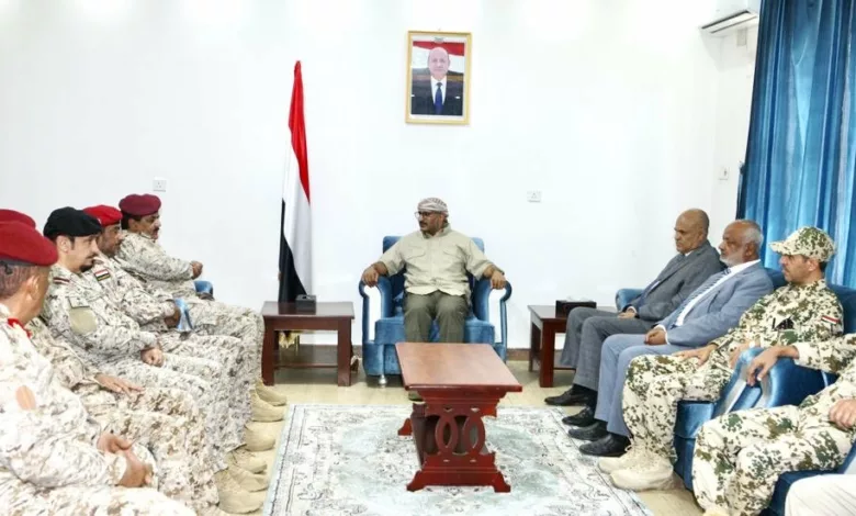 طارق صالح يترأس اجتماعاً عسكرياً بحضور وزير الدفاع وممثلين عن التحالف