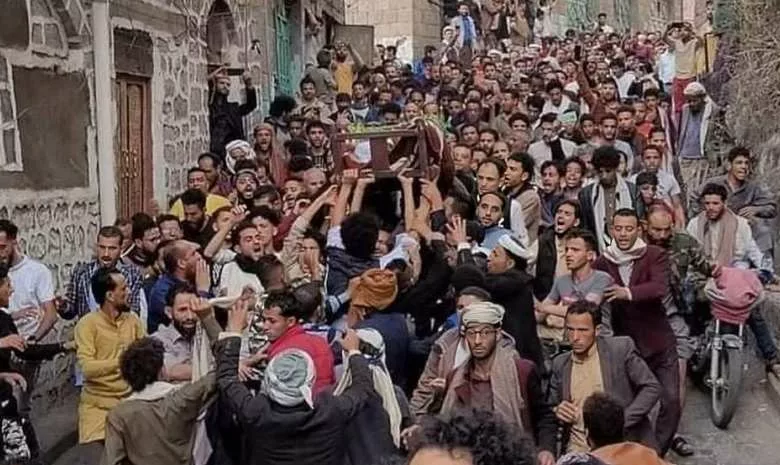 جنازة تشييع الشهيد المكحل في إب تحولت إلى تظاهرة