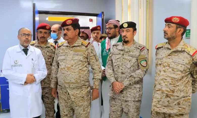 وزير الدفاع ورئيس الأركان في اليمن يزوران مستشفى عدن العام