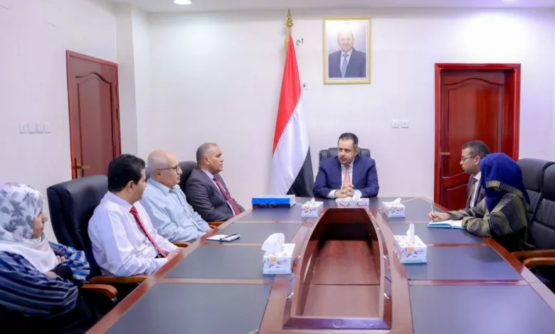 رئيس الحكومة اليمنية معين عبدالملك يتسلم تقرير لجنة مراجعة قوائم المبتعثين