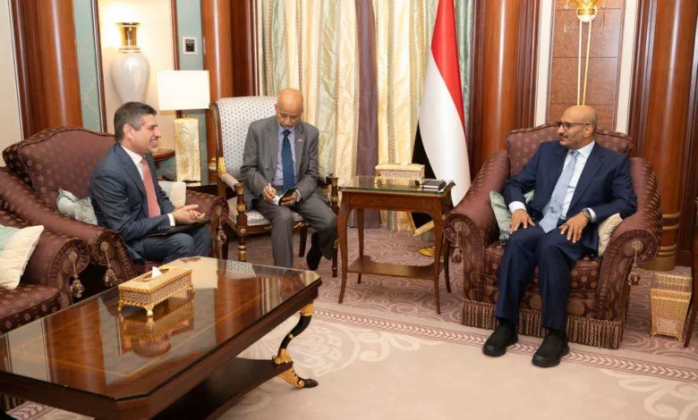 طارق صالح مع سفير الولايات المتحدة الأمريكية لدى اليمن ستيفن فاجن
