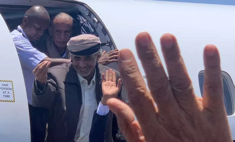 لحظة وصول وزير الدفاع السابق محمود الصبيحي إلى عدن