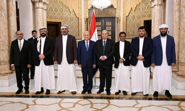 صورة تجمع الرئيس هادي مع رئيس وأعضاء المجلس الرئاسي في اليمن