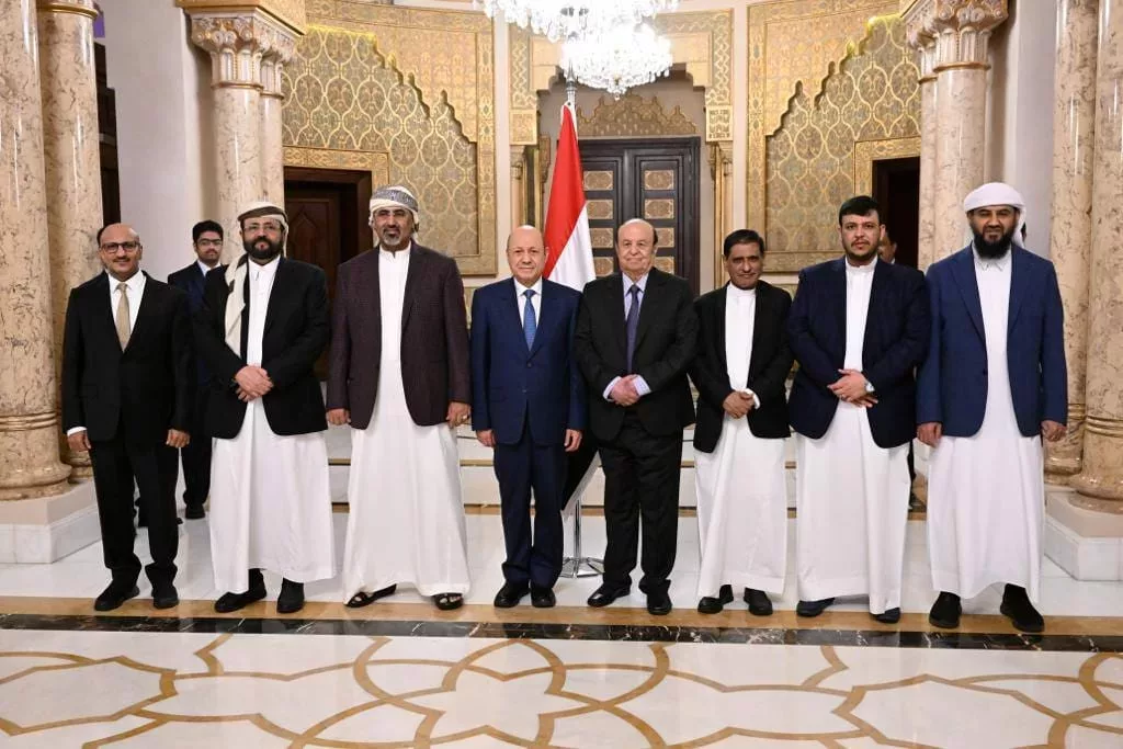 صورة تجمع الرئيس هادي مع رئيس وأعضاء المجلس الرئاسي في اليمن