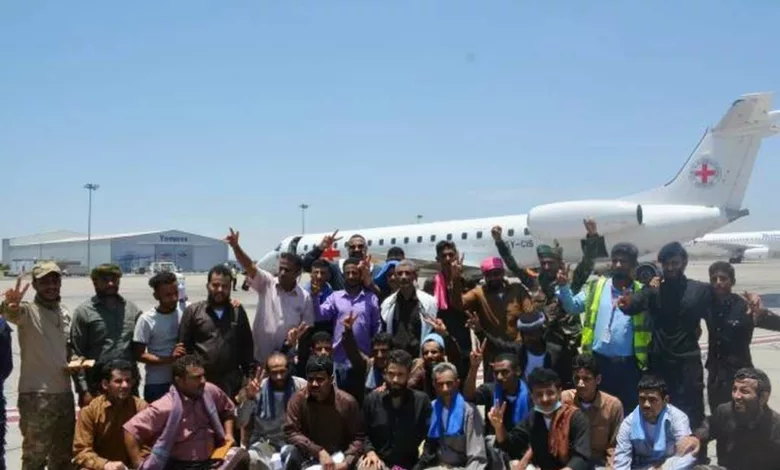 أسرى المقاومة الوطنية المفرج عنهم من قبل الحوثيين الجمعة