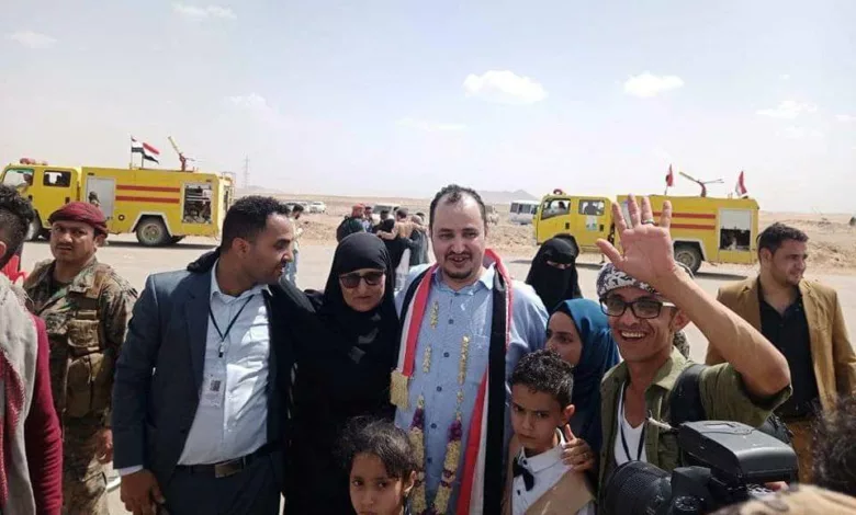 الزميل توفيق المنصوري مع أسرته بعد الإفراج عن الصحفيين المختطفين بصفقة تبادل