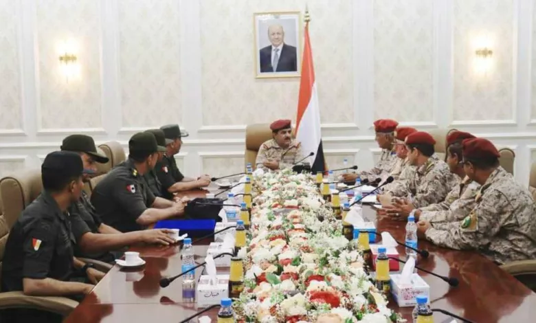 وفد عسكري مصري رفيع يجتمع مع وزير الدفاع اليمني في عدن