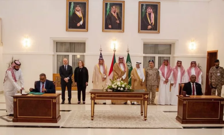 خلال توقيع اتفاق بين الأطراف في السودان برعاية السعودية في جدة