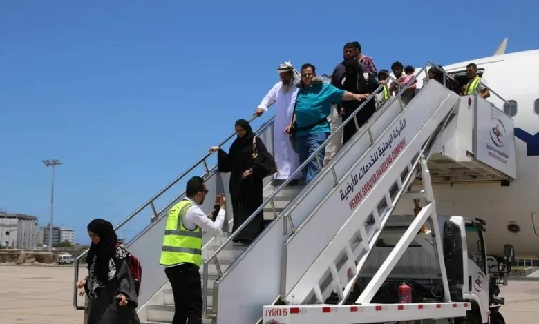 وصول دفعة جديدة من العالقين اليمنيين في السودان إلى عدن