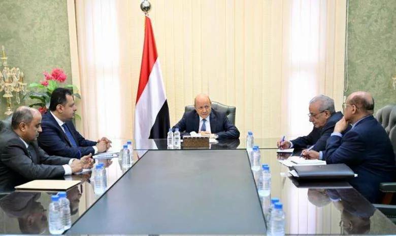 رئيس المجلس الرئاسي في اجتماع اقتصادي مع رئيس الحكومة والبنك المركزي ووزير المالية