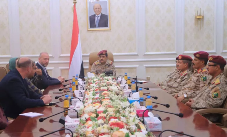وزير الدفاع اليمني الداعري خلال لقاء مع وفد عسكري بريطاني يزور اليمن في عدن