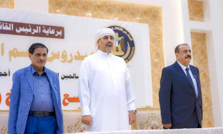 رئيس المجلس الانتقالي الزبيدي وإلى جواره بن بريك والبحسني في لقاء حضرموت