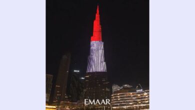 برج خليفة في دبي الإمارات يتوشح العلم اليمني في اليوم الوطني