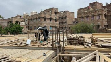 الحوثيون يبدأون إعادة بناء جامع النهرين بأدوات حديثة لا علاقة لها بهوية مدينة صنعاء القديمة التاريخية