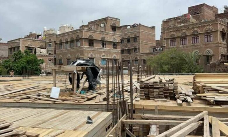 الحوثيون يبدأون إعادة بناء جامع النهرين بأدوات حديثة لا علاقة لها بهوية مدينة صنعاء القديمة التاريخية