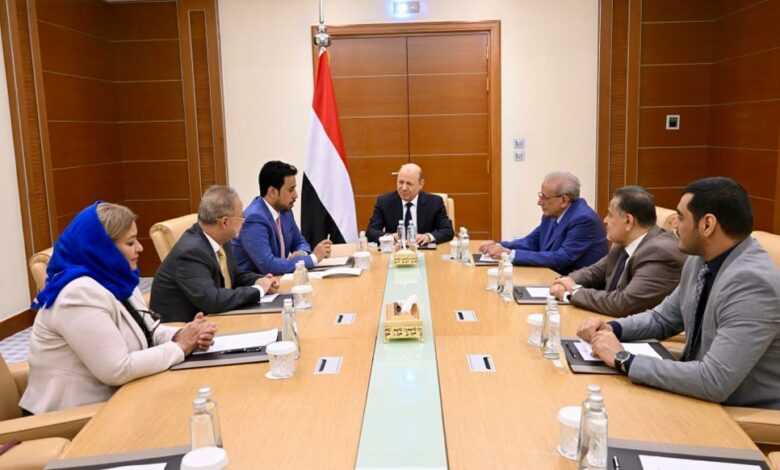 رئيس المجلس الرئاسي العليمي في اجتماع مع رئاسة هيئة التشاور والمصالحة
