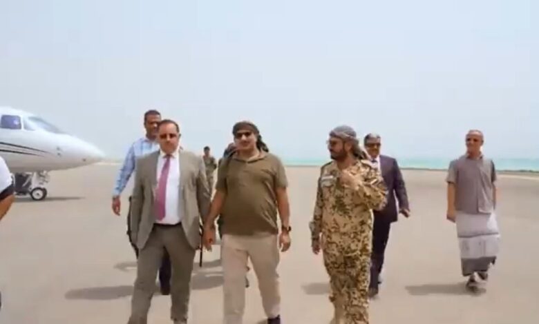 طارق صالح يعود إلى المخا بعد تقديم واجب العزاء لرئيس الإمارات
