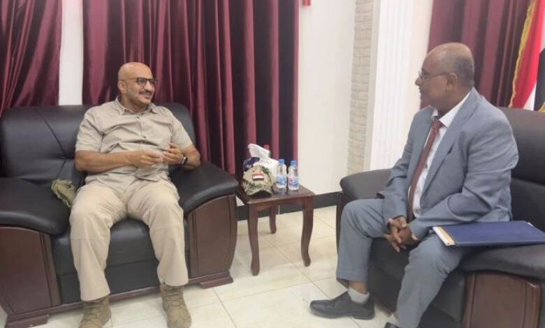 لقاء طارق صالع مع رئيس المجلس المحلي مطهر القاضي