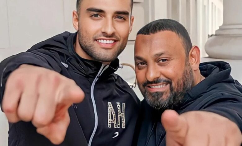 الملاكم اليمني آدم نسيم حميد مع والده البطل العالمي السابق