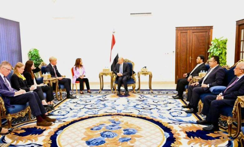 الرئيس اليمني رشاد العليمي يجتمع مع المبعوث الأممي إلى اليمن هانس غروندبرغ في عدن