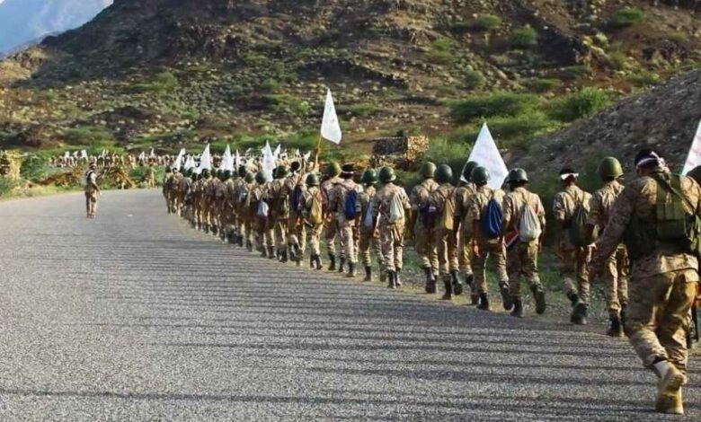 جانب من استعراض الحوثيين وإرسال تعزيزات إلى الحديدة