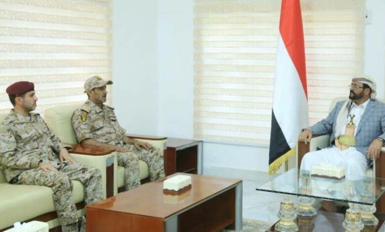 عضو مجلس القيادة سلطان العرادة يلتقي رئيس الأركان بن عزيز للحديث في التطورات العسكرية